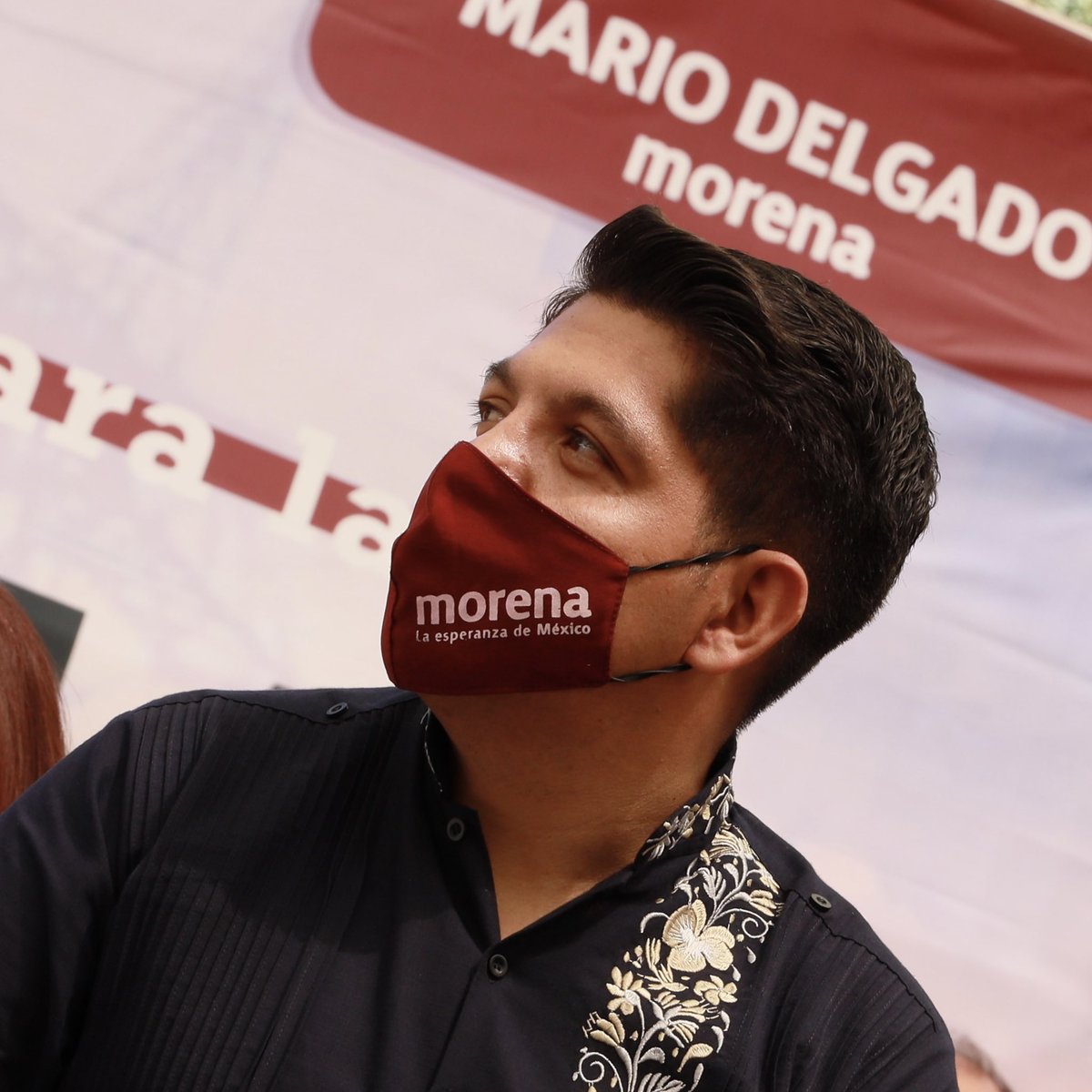 EmmanuelReyesC's tweet photo. Guanajuato le sonríe a la #ReformaEléctrica⚡️, y es que ya es justo que el pueblo pague menos en sus recibos de luz.

A mis compañeros que acudieron y a nuestro dirigente nacional, @mario_delgado, estoy orgulloso y contento de poder recibirlos, en esta, su casa; #Guanajuato. https://t.co/95EGVyYvIB