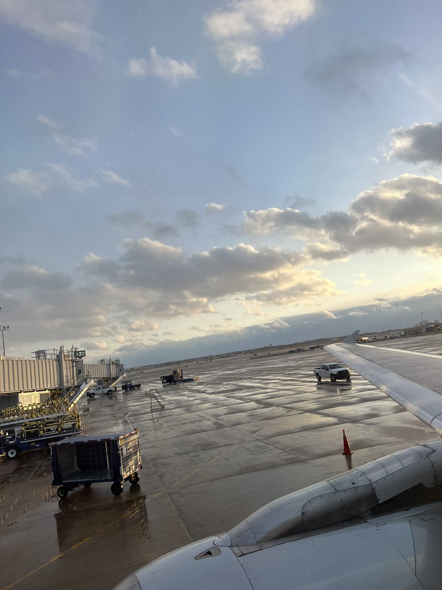 On my way to Chicago, IL for business! My very first official business trip!! 😁😁😁 Can’t wait to arrive!