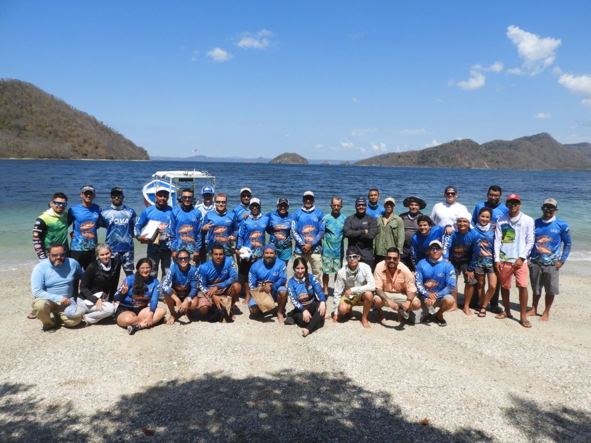LuVargasAraya's tweet photo. 2° torneo de CC-Mar enfocado en marcaje y liberación de pargos. Más gente y más sectores se van sumando. Nos unen el mar y la urgencia de estudiar el mar para ayudar a protegerlo💙 #CienciaTica https://t.co/wh3r2m4fHz