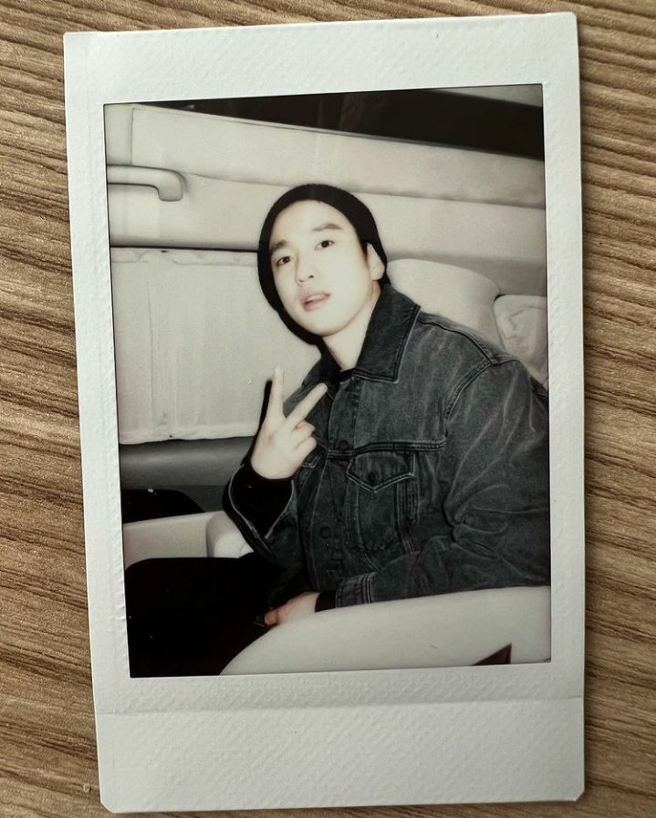 mycheesecake_'s tweet photo. I just realized. JY posted a photo on IG the time JS is in Korea. He posted after 2 long months. Maybe, JS took this photo of him on polaroid? They were together that time! 😮😱😅 #JinsonReunion #Jinson #got7comeback #Clowning #JustAssuming #ButMaybeItsTrue #DontHateMeLOL https://t.co/0w38BMjnly