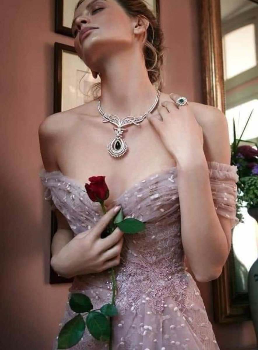 #mete💙💙

Sanki birisi; Bana iyi gelen insanları,

 özenle uzak şehirlere koymuş gibi... 🍂
  ....Ayse kulin

#GeceyeNotum 🌹🍃🌿💜💜