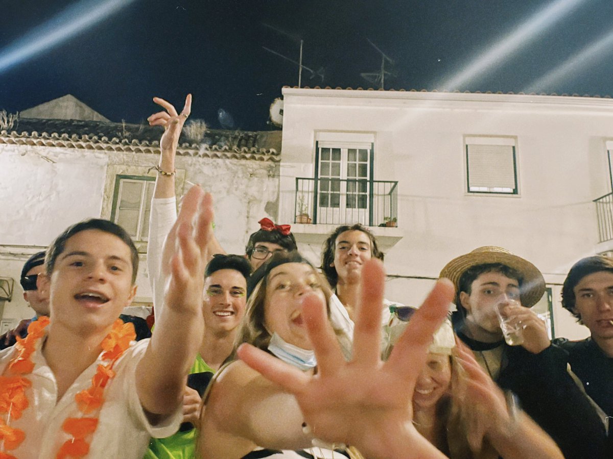 mariasantoss__'s tweet photo. fotos aleatórias do carnaval :,)
na 1.ª, apresento-vos o mc piolho https://t.co/KBtpQJIQdk
