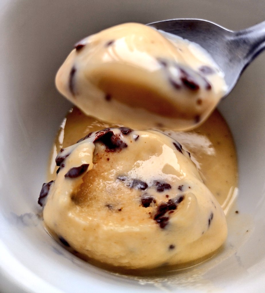 verdurando's tweet photo. 🥕
SORVETE DE CENOURA

 1 xíc leite condensado
 1 xíc creme de leite
 1 xíc cenourinhas cozidas

👉 Cozinhe as cenourinhas e bata no liquidificador com creme de leite e leite condensado. Sirva num pote e misture raspas de chocolate. Leve ao freezer até consistência de sorvete 😋 https://t.co/B5UMhSSWm9