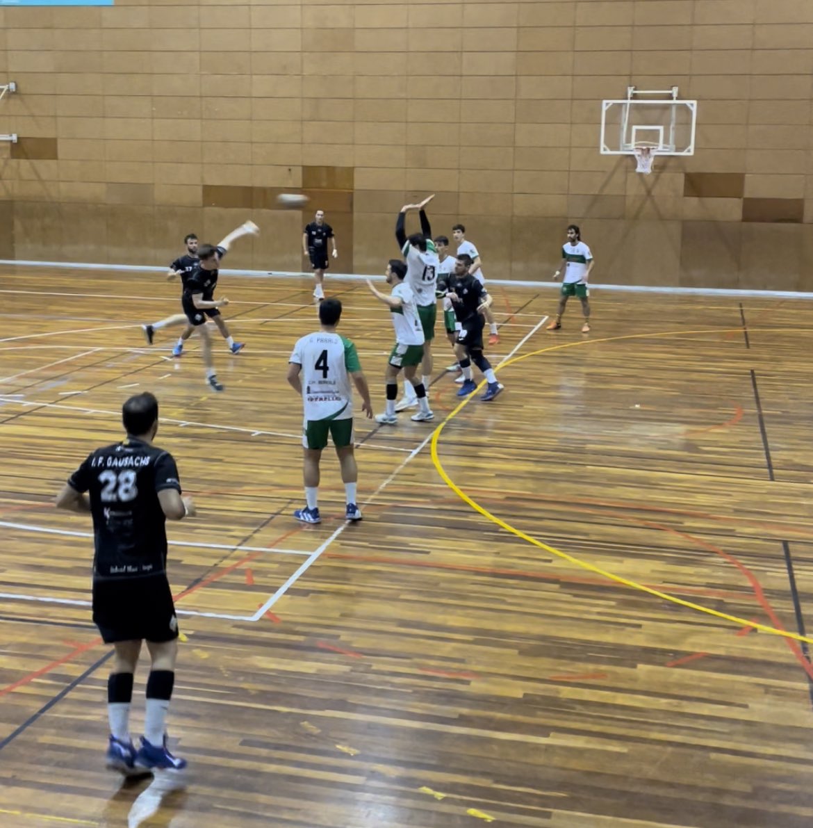 H_Poblenou's tweet photo. Sènior A 🤾🏻

Victòria (36-32) amb remuntada inicial del 1r equip que suma +2 contra un molt bon rival com el @handbolbordils Seguim, nois!💪🏻🤍🖤

@FedCatHandbol @Bcn_SantMarti @entitatspoble9 @COMPTE_ @4UATRELOUNGE #kabelloclub @emacrea #moblescolas
#3x3 #sentimentblancinegre https://t.co/2MdUvDPeU4