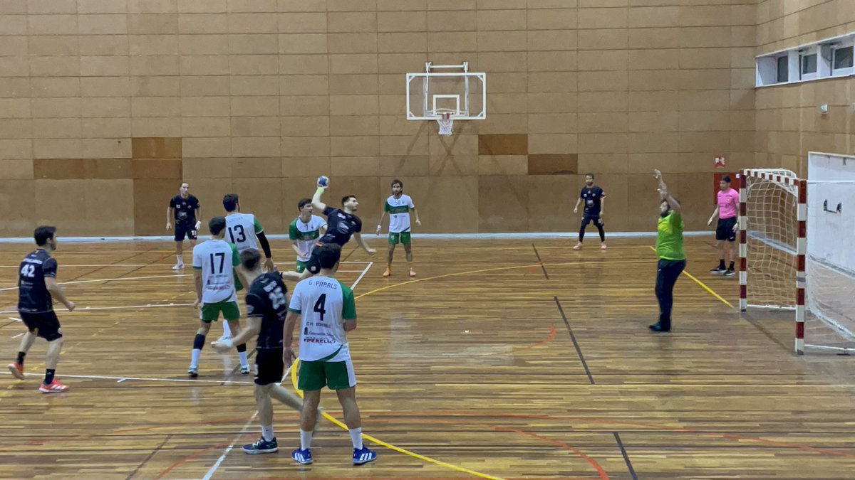 H_Poblenou's tweet photo. Sènior A 🤾🏻

Victòria (36-32) amb remuntada inicial del 1r equip que suma +2 contra un molt bon rival com el @handbolbordils Seguim, nois!💪🏻🤍🖤

@FedCatHandbol @Bcn_SantMarti @entitatspoble9 @COMPTE_ @4UATRELOUNGE #kabelloclub @emacrea #moblescolas
#3x3 #sentimentblancinegre https://t.co/2MdUvDPeU4