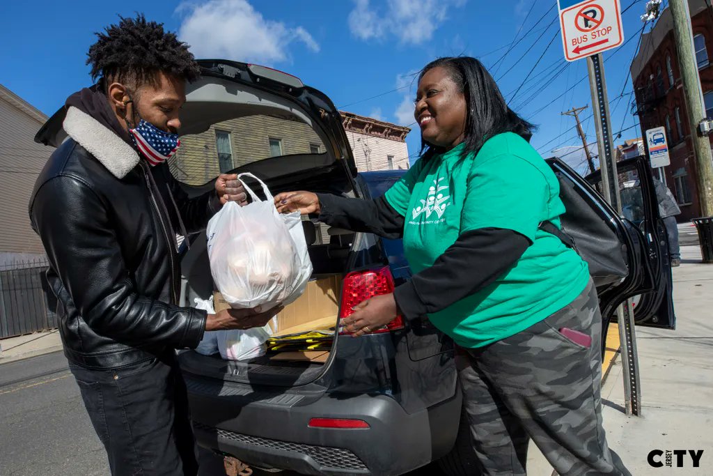 Monica Shaw, right, seen here with other volunteers distributing food to those in need at Fairmount Triangle Park last month. Originally from Panama, Ms. Shaw has been a resident of Jersey City since 2006. Thank you, Monica. 💛💜🧡

#WomenOfAction #JerseyCity <a href="/JCArtCulture/">Jersey City Art & Culture</a>