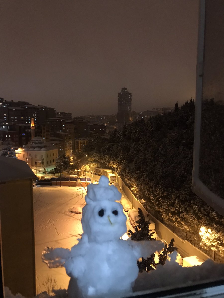 yakinimda kar topu oynicak arkadasim olmadigi icin cam kenarındaki karla oynuorm cok kotuyum🥺