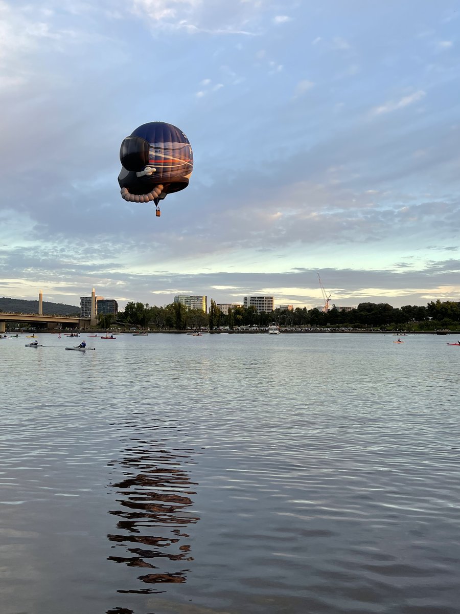 mariehjohnson's tweet photo. Air Force over #CommonwealthAve Bridge #Canberra.
With #CardiacMan. Enjoy.
#RAAF #VeteranFamily #BalloonSpectacular. https://t.co/wCTjU9Lb2W