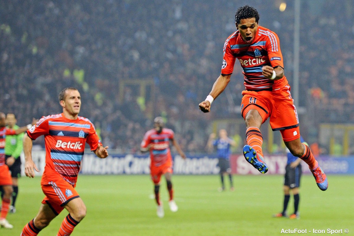 ActuFoot_'s tweet photo. Il y a 10 ans jour pour jour, Brandao qualifiait l’OM pour les quarts de finale de la Ligue des Champions.
Grâce à un fameux contrôle du dos inoubliable... 😆 https://t.co/QL1JNWrXU3