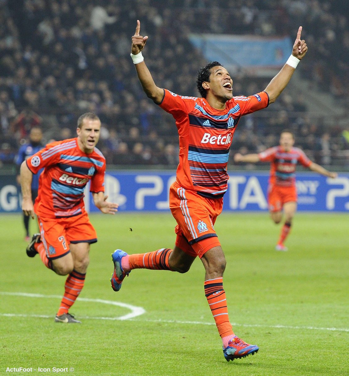 ActuFoot_'s tweet photo. Il y a 10 ans jour pour jour, Brandao qualifiait l’OM pour les quarts de finale de la Ligue des Champions.
Grâce à un fameux contrôle du dos inoubliable... 😆 https://t.co/QL1JNWrXU3