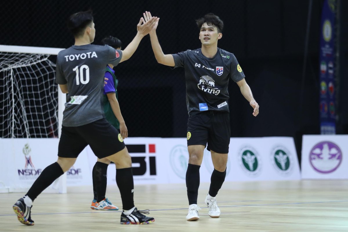 Changsuek_TH's tweet photo. #FutsalUpdate "โต๊ะเล็กช้างศึก" อุ่นแข้งนัดที่สอง ชนะ เกษมบัณฑิต เอฟซี 5-1 ก่อนประกาศรายชื่อ 20 คนสุดท้าย
อ่านเพิ่มเติมที่ : https://t.co/ESBzS1rxi8
#ช้างศึก #บอลไทย #ฟุตซอล #ฟุตซอลไทย #Thailand #FutsalThailand #ฟุตซอลทีมชาติไทย #NSDFFutsalInvitation2022 https://t.co/v3JMIgASir
