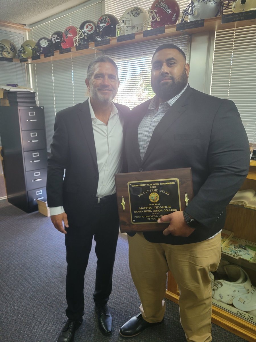 srjcfootball's tweet photo. Great day for the Bear Cub family. Martin Tevaseu @biguce68, current D line coach and Bear Cub alum was inducted into the CCCFCA Hall of Fame for his contributions as a CCCAA football player. We are so proud! #CB4L #srjcfootball #family https://t.co/AtmFxGiGZs