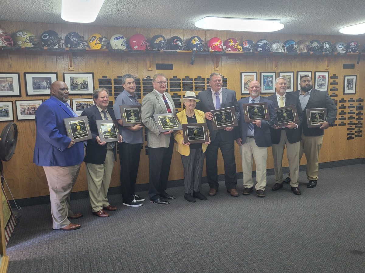 srjcfootball's tweet photo. Great day for the Bear Cub family. Martin Tevaseu @biguce68, current D line coach and Bear Cub alum was inducted into the CCCFCA Hall of Fame for his contributions as a CCCAA football player. We are so proud! #CB4L #srjcfootball #family https://t.co/AtmFxGiGZs