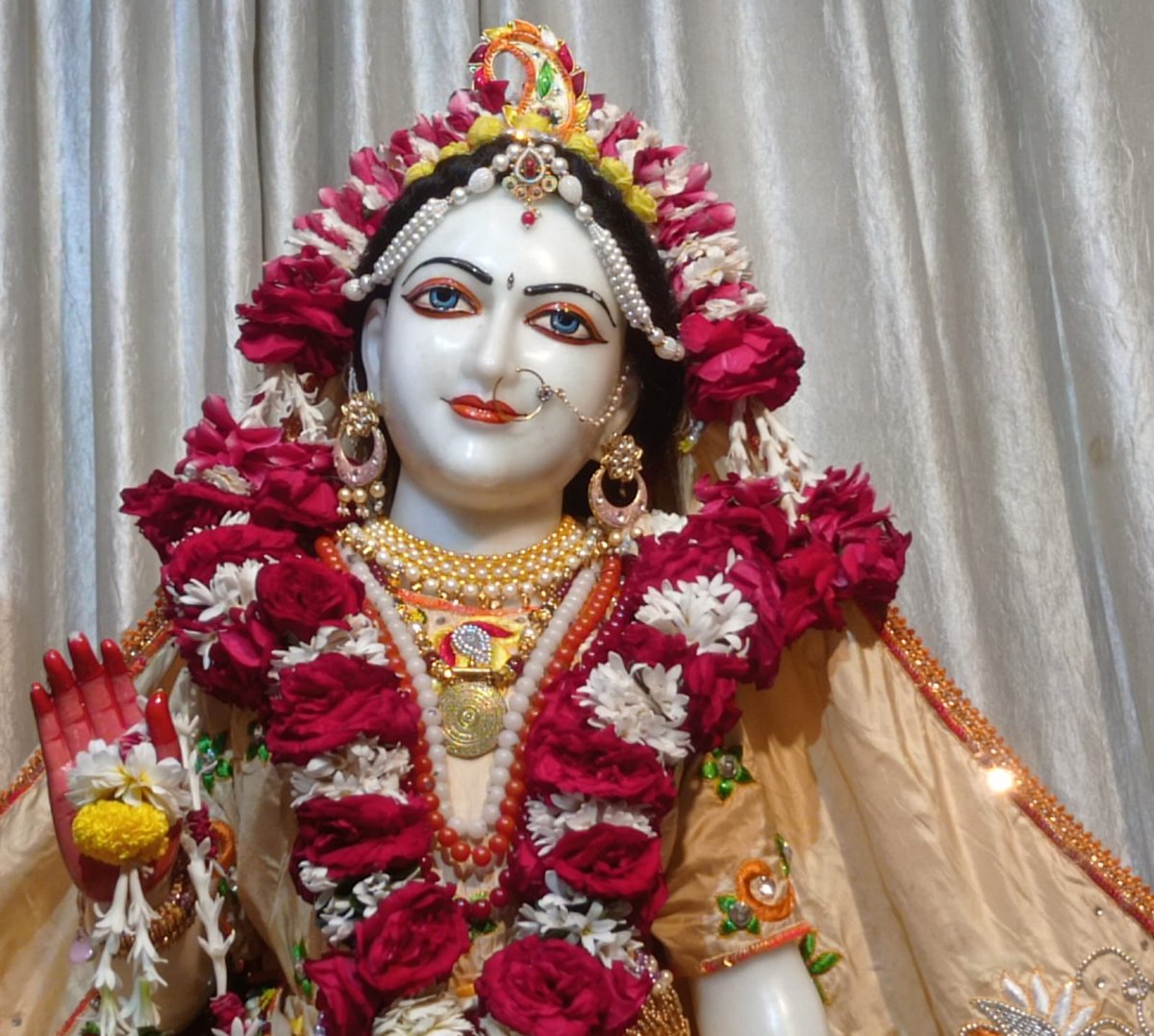 IskconAmravati's tweet photo. ━❀꧁𝐻𝑎𝑟𝑒 𝐾𝑟𝑖𝑠ℎ𝑛𝑎꧂❀━

     🙏🏽 Sringar Aarti Darshan 📿
   🌷Sri Sri Rukmini Dwarkadhish || ISKCON Amravati🌷

  ━❀꧁13/03/2022 ꧂❀━

#iskcon #iskconamravati #जय_श्रीराम #JaiShreeRam #Krishna #RadheShyam #RadhaKrishna #temple #amravati #Maharashtra #Darshan https://t.co/6cf5PV3Ldi