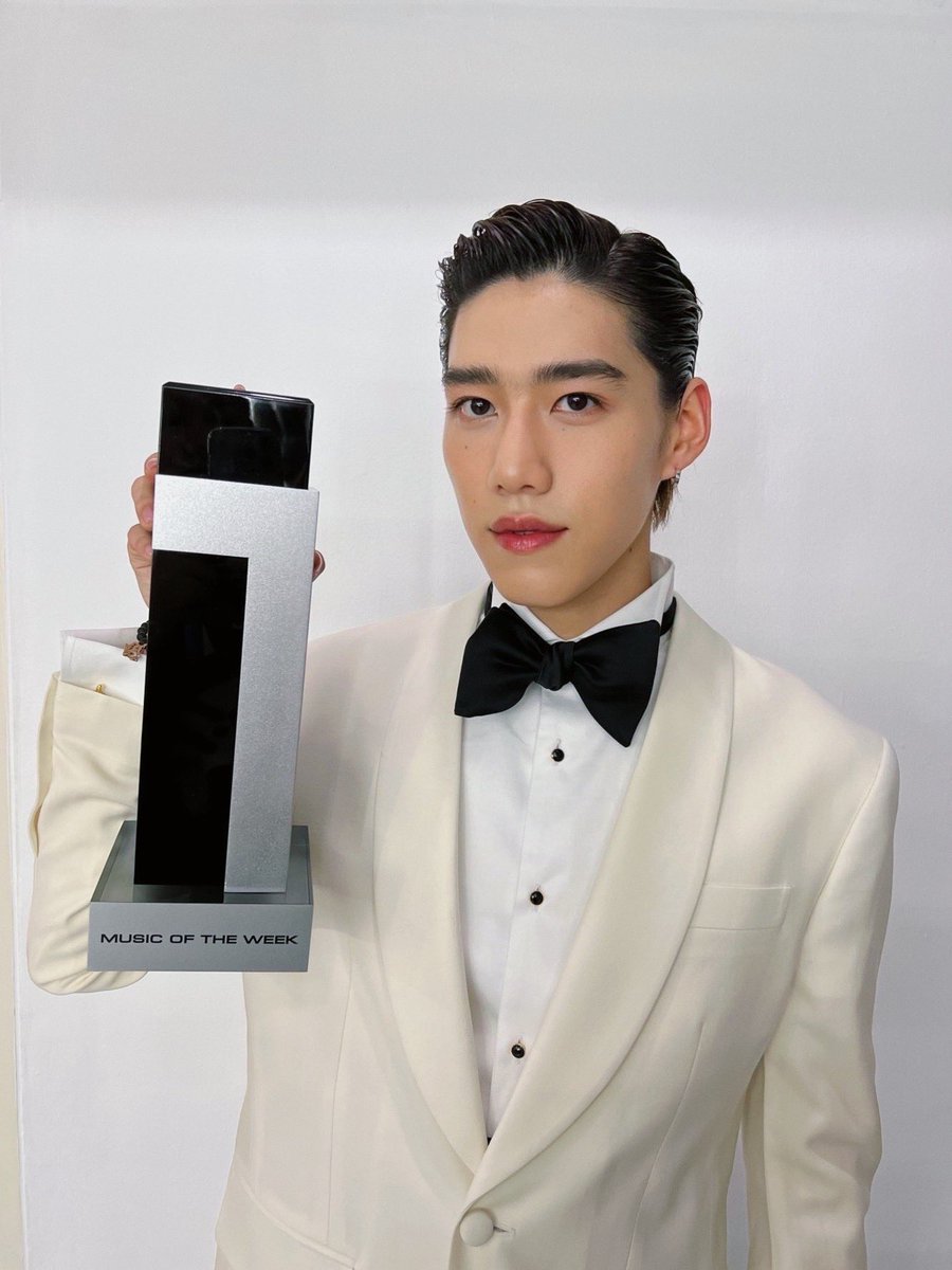 NadaoMusic_ofc's tweet photo. มาแล้วฮะะ ถ้วยรางวัล Music Of The Week กับ #PPKritDoIt3rdWIN ถ้วยที่ 3 มาถึงมือน้องพีพีแล้วนะครับ ! 🏆🏆🏆🎉

ขอบคุณแฟน ๆ ทุกคนอีกครั้ง 
และขอบคุณรายการ @StageTpop ด้วยนะครับ เลิฟฟฟ ~ 😻❤️‍🔥

#PPKritDoIt
#NadaoMusic https://t.co/XS6oQWjTwx
