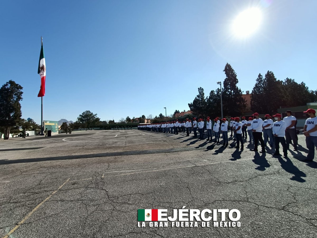 Defensamx1's tweet photo. El personal de la #5ZonaMilitar perteneciente al #EjércitoMexicano dio la bienvenida a los Soldados del Servicio Militar Nacional Clase 2003 y remisos; #Chihuahua, #Chih. 
 #UnidosSomosLaGranFuerzaDeMéxico https://t.co/xw226rO4Z8