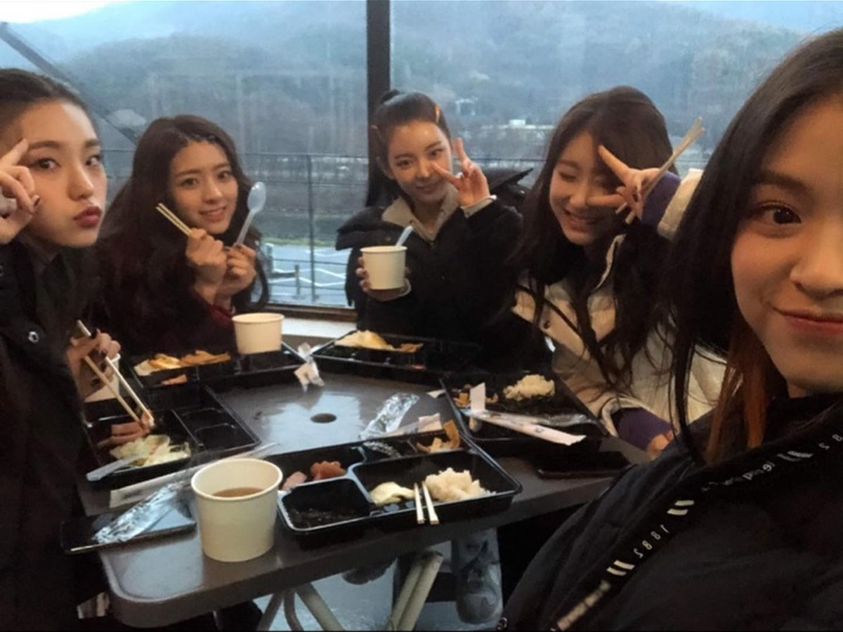 ItzyDHE's tweet photo. Headed out to dinner after a successful debut stage! (our eyes definitely weren't puffy from crying)

We would like to thank everyone that congratulated and supported us and special thanks to the CEOs and staffs. We couldn't have done this without you all. ❤ https://t.co/73woTgfXHB