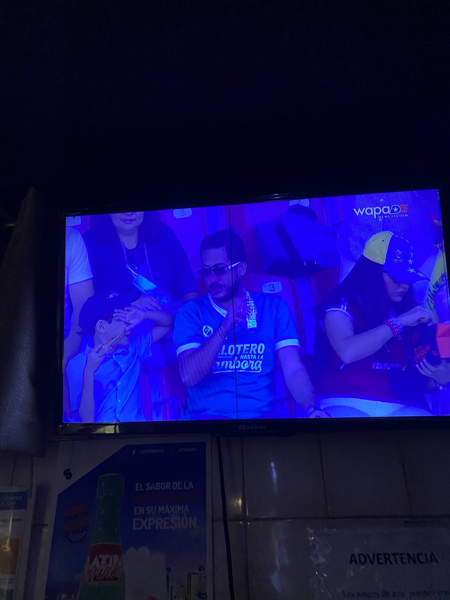 geraldcastillo1's tweet photo. @RadGom viendo el replay del juego. 🤣🤣 https://t.co/JBL5r6Aqof