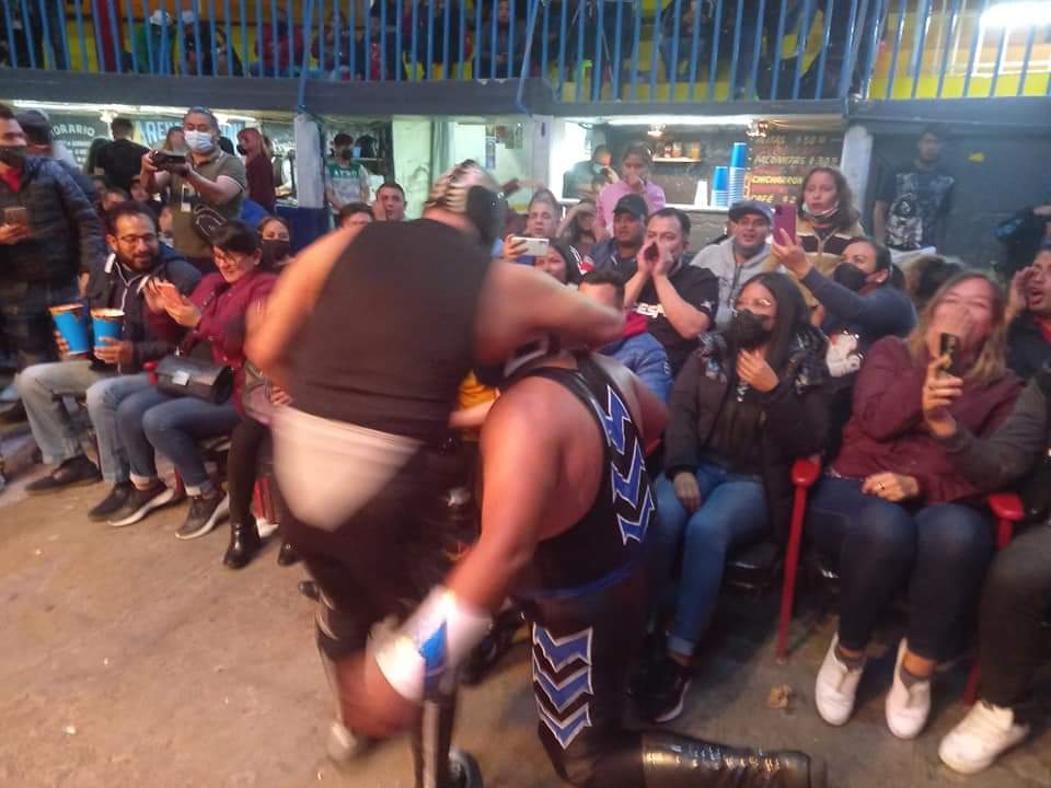 LaTijeraLucha's tweet photo. En una dinámica batalla, la tercia técnica #Platino, #CachorroDeGuerraJr y #GrimBoy se logran imponer de buena forma a #VisitanteDelFuturo #Dankar y #DinamicFly en lo que fue una lucha del agrado del público de #LuchaLibreCM que premia con dinero el actuar de los 6 gladiadores... https://t.co/xMSYhStnuU