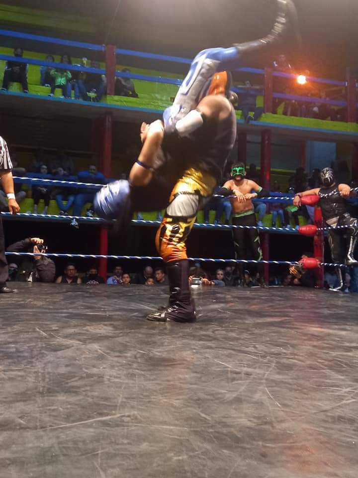 LaTijeraLucha's tweet photo. En una dinámica batalla, la tercia técnica #Platino, #CachorroDeGuerraJr y #GrimBoy se logran imponer de buena forma a #VisitanteDelFuturo #Dankar y #DinamicFly en lo que fue una lucha del agrado del público de #LuchaLibreCM que premia con dinero el actuar de los 6 gladiadores... https://t.co/xMSYhStnuU