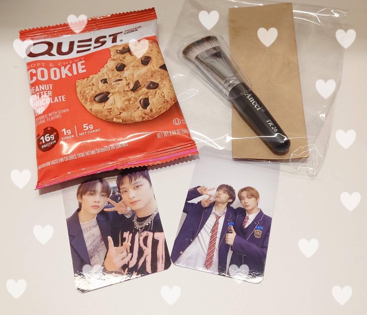 yunwoo0412's tweet photo. 職場の美容オタクな友達からのお土産💖アンシブラシのファンデーションブラシ✨プチバージョン欲しかったから嬉しい😍
おやつにプロテインクッキーまで🍪
早速ブラシ使ってみよ🤭💗
#anccibrush https://t.co/PrXggSJDZG