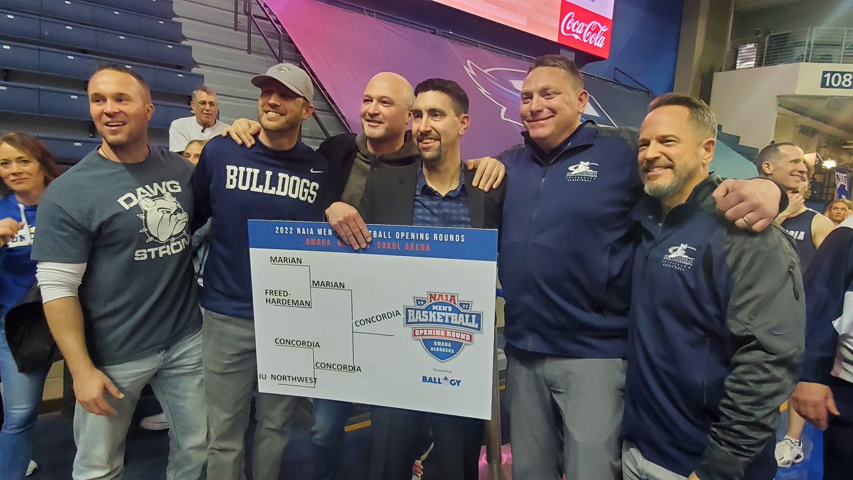 cunebulldogs's tweet photo. 🐾 @CUNEAlumni pride! https://t.co/c0Et7KrONj