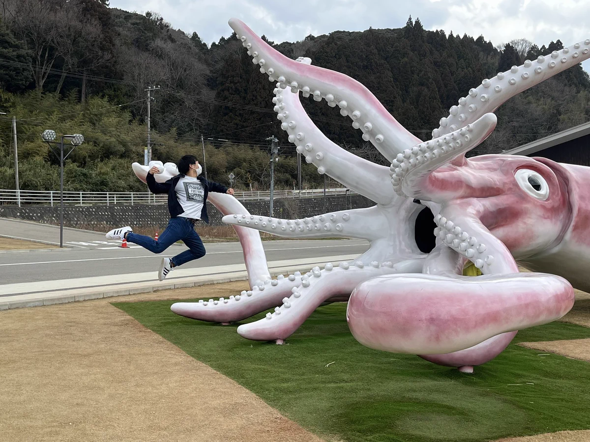 能登半島「イカの駅つくモール」で…巨大イカと戦った写真w