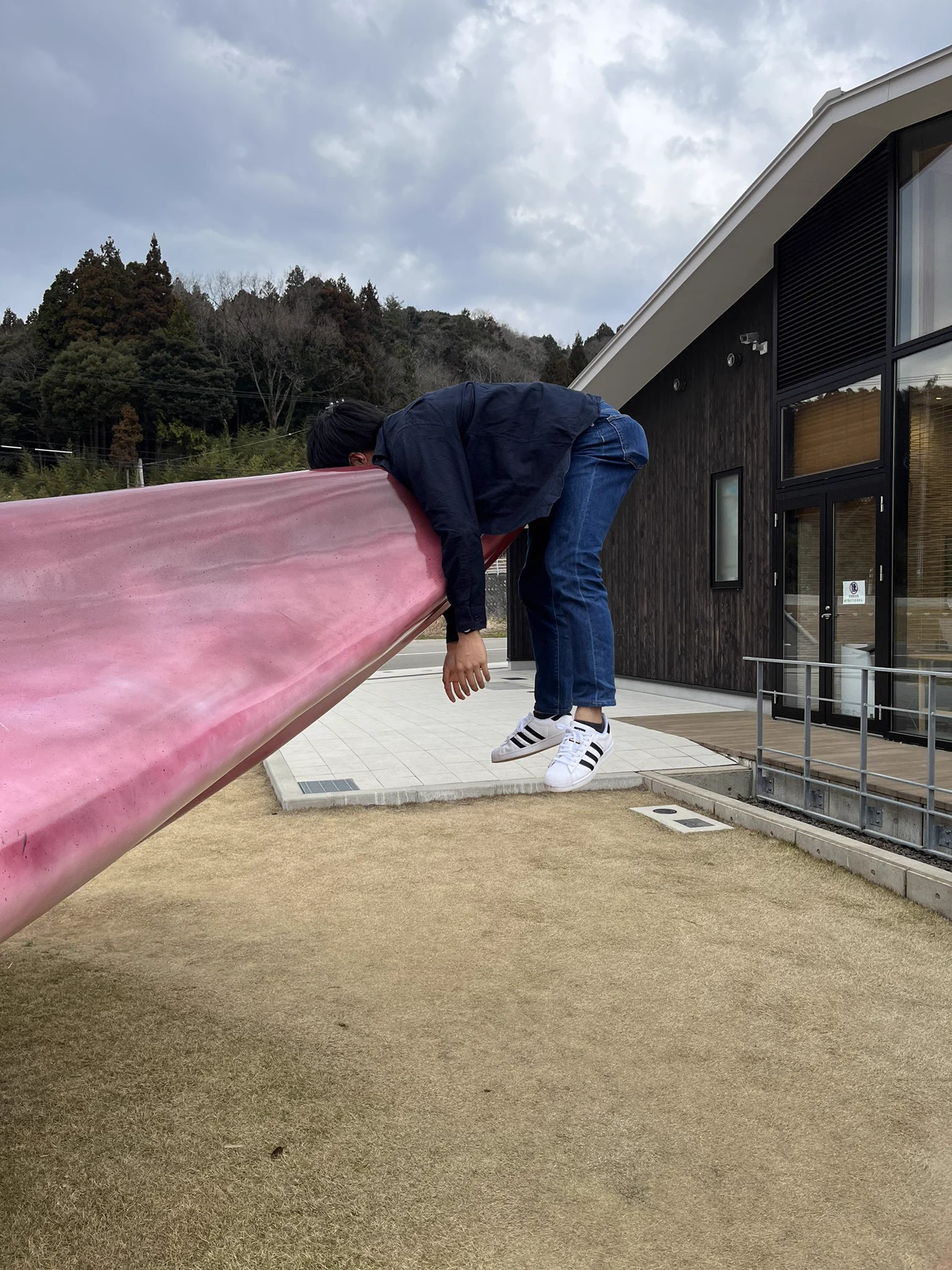 能登半島「イカの駅つくモール」で…巨大イカと戦った写真w