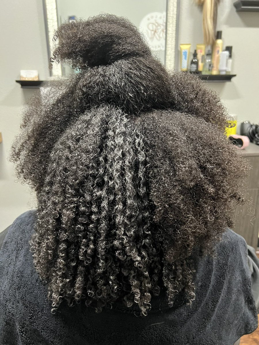cloudberrycurls's tweet photo. Get into this densi-tea😍  and when I tell you it took me 3 hours to clarify, moisturizing shampoo, condition/detangle, and set her hair 🥲 BUT we cut 3 inches off which will drastically decrease her detangling time! This is why maintenance is so important!! https://t.co/uVLQ8gkea0