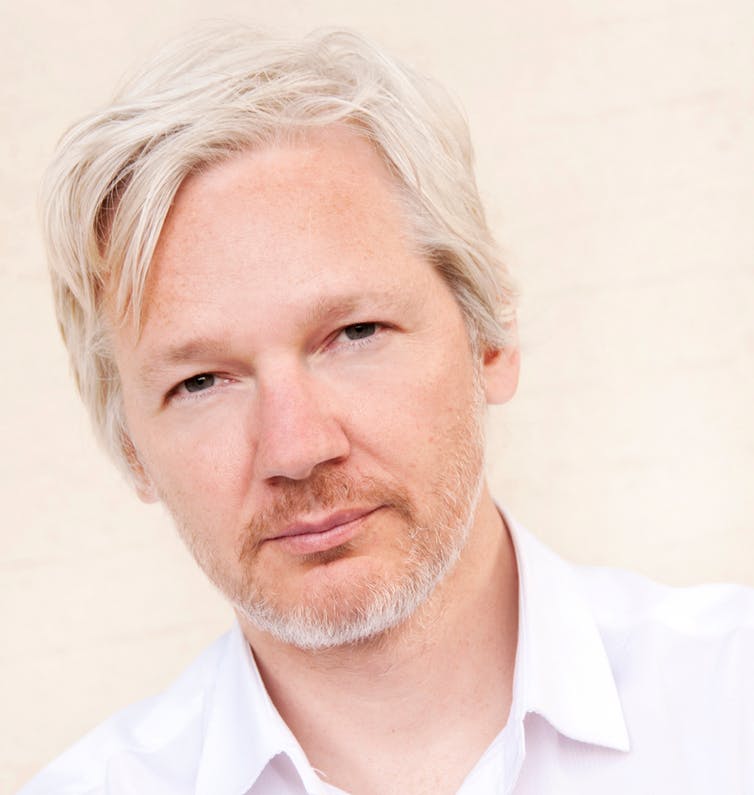 Assange ne peut pas se marier dans une dark place. Il est otage d'une entité privée. Les bancs (Statement by reponsible authority) n'ont pas été publié par Belmarsh. Or, c'est obligatoire. C'est un faux mariage ou un mariage forcée d'un homme pris en otage, séquestré au secret.