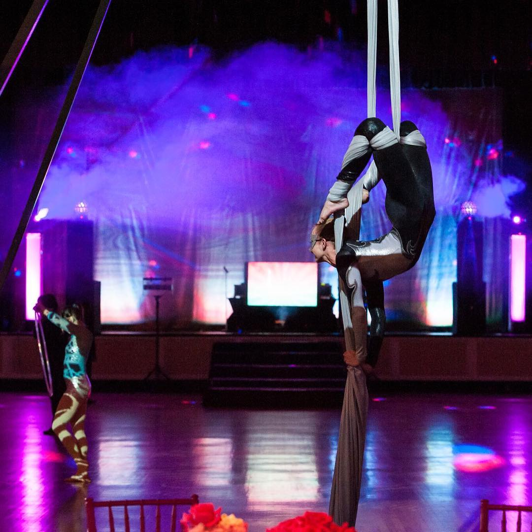 elementperforms's tweet photo. Did we mention that aerial silks are one of our favorites? 🤔

Sorry, I just can't stop talking about how amazing they are 😻I mean, the gracefulness, the beauty of it... leaves you SPEECHLESS!
@christophermarcs

#experienceELEMENT #Elementperforms #aerialsilks #diversityinci https://t.co/ZtsM4G9Pub
