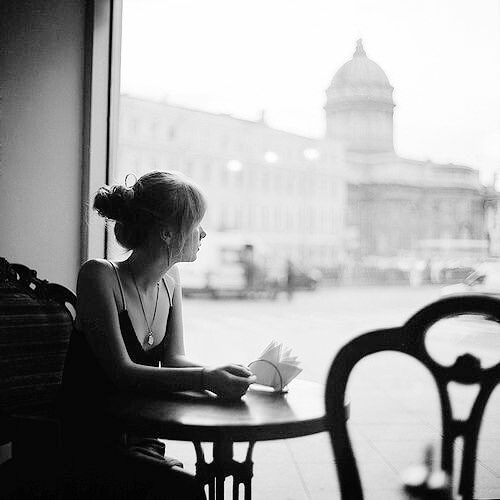 مازلتُ أذكرُ عندما جاء الرحيل
وصاح في عيني الأرق
وتعثرت أنفاسنا بين الضلوع
وعاد يشطرنا القلق
ورأيت عمري في يديك
رياحُ صيفٍ عابثٍ
ورمادُ أحلامٍ .. وشيئًا من ورق