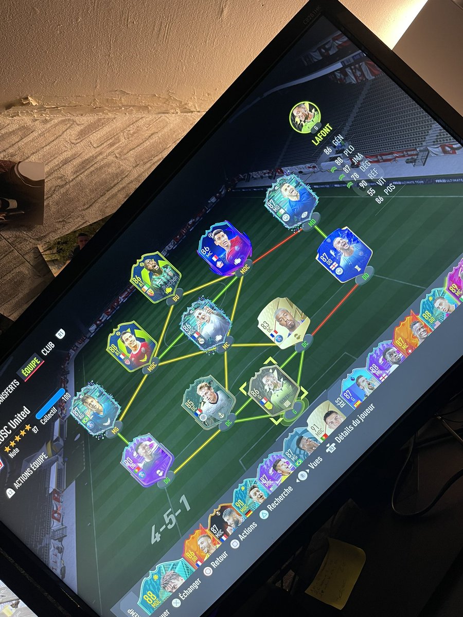 BENZZFIFA's tweet photo. Après 2 mois d’arrêt ou de très peu de match par semaine. Plus de #FutChamps depuis 3 mois. Div5 avec la fin de la saison. Et hop me voilà en Div Élite ! Avec cette team ! #FUT22 #DivElite #FUTChampions https://t.co/X2CkdFBOxG