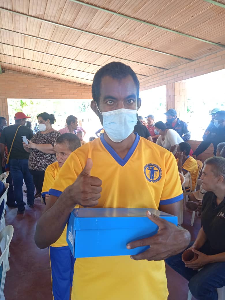 AlcaldiadeMara's tweet photo. Gracias a Dios Todopoderoso que nos permite realizar estás acciones que nos llenan de amor y satisfacción, hoy nos fuimos al Establecimiento Psiquiátrico de Larga Estancia, La Sierrita para entregar alimentos, medicamentos, insumos, calzados, colchones y uniformes.
#SaludMental https://t.co/2d1lHFzY4H