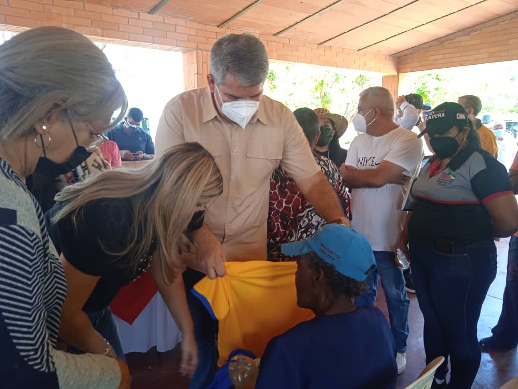 AlcaldiadeMara's tweet photo. Gracias a Dios Todopoderoso que nos permite realizar estás acciones que nos llenan de amor y satisfacción, hoy nos fuimos al Establecimiento Psiquiátrico de Larga Estancia, La Sierrita para entregar alimentos, medicamentos, insumos, calzados, colchones y uniformes.
#SaludMental https://t.co/2d1lHFzY4H
