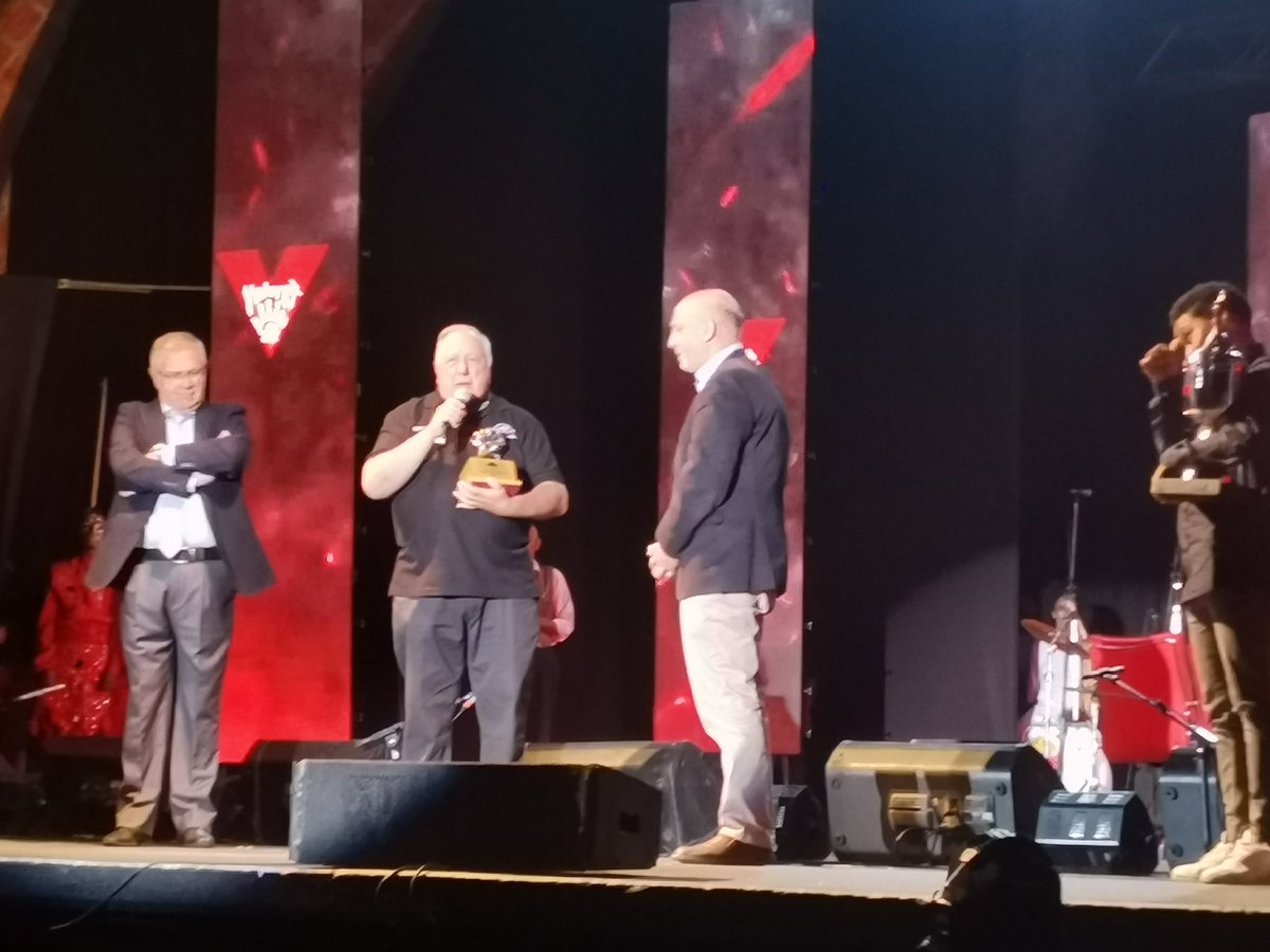 Mundo_Carnaval's tweet photo. https://t.co/SI5Po7lJFB | El Doctor Rafael Radi recibe el premio Mandela en nombre de #DAECPU como representante del GACH https://t.co/EX7Q6iEY1y