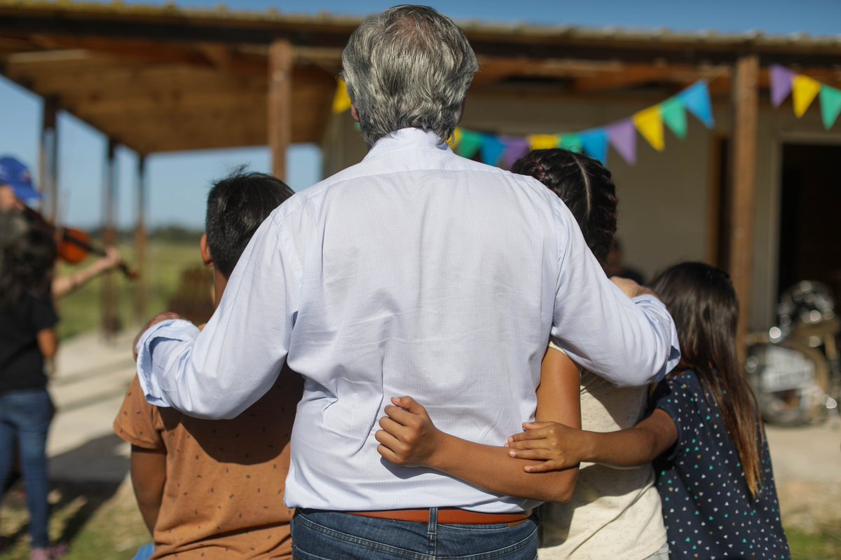 Muchas veces dicen que este pueblo no tiene futuro, pero las personas como Elena y Bruno nos muestran que somos un pueblo maravilloso.

Llevan 21 años tendiéndole una mano a la comunidad de Punta Indio. Cuentan con nuestro apoyo para garantizar infancias seguras y felices ❤️