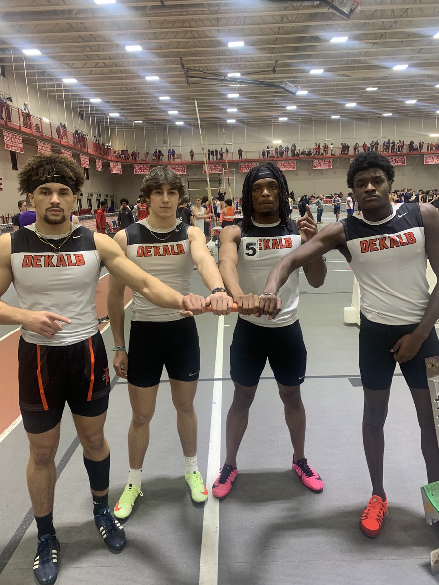 4x2 of <a href="/TorianoTate/">Toriano Tate</a> <a href="/EthanTierney1/">Ethan Tierney</a> <a href="/demarrea13/">demarrea davis</a> <a href="/VlogzMari/">Marion Taylor</a> takes 1st with a time of 1:33.12 good for 9th in state and a NEW INDOOR RECORD 🔥🔥🔥 @1BarbAthletics @MileSplitIL