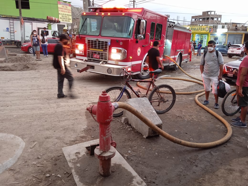 SedapalOficial's tweet photo. 🔴 #SedapalInforma | En relación al #incendio en maderera de #Campoy, #Sedapal dispuso una cuadrilla de atención inmediata que activó los hidrantes de la zona y se aumentó la presión de agua, además camiones cisterna están en el lugar para abastecer las unidades del @cgbvpoficial https://t.co/GHnJYXz1n3