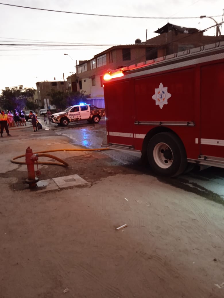 SedapalOficial's tweet photo. 🔴 #SedapalInforma | En relación al #incendio en maderera de #Campoy, #Sedapal dispuso una cuadrilla de atención inmediata que activó los hidrantes de la zona y se aumentó la presión de agua, además camiones cisterna están en el lugar para abastecer las unidades del @cgbvpoficial https://t.co/GHnJYXz1n3