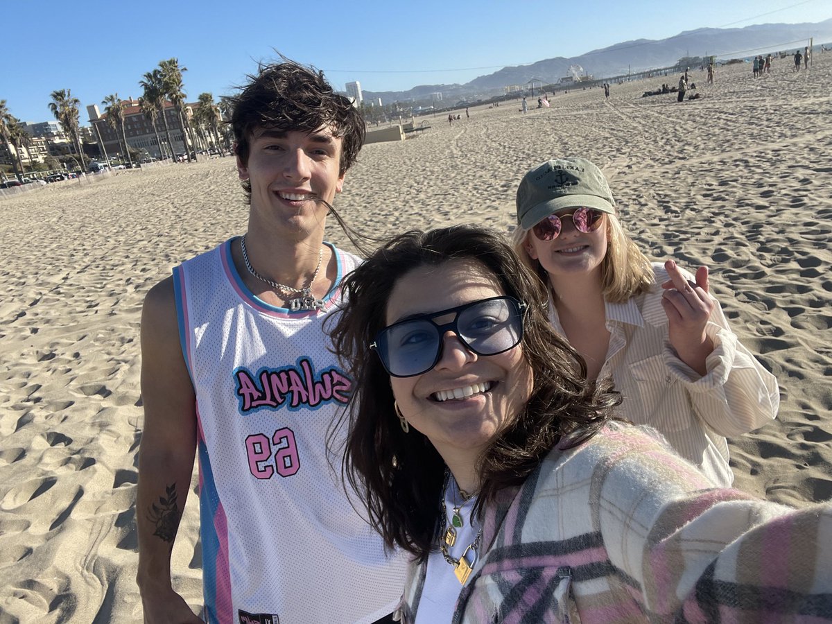 imnothaleyy's tweet photo. This kid just came up to me and fabi at the beach and was like omg your tweets are so funny do u have any advice for an up and coming social media star? https://t.co/TAXhLg93jj
