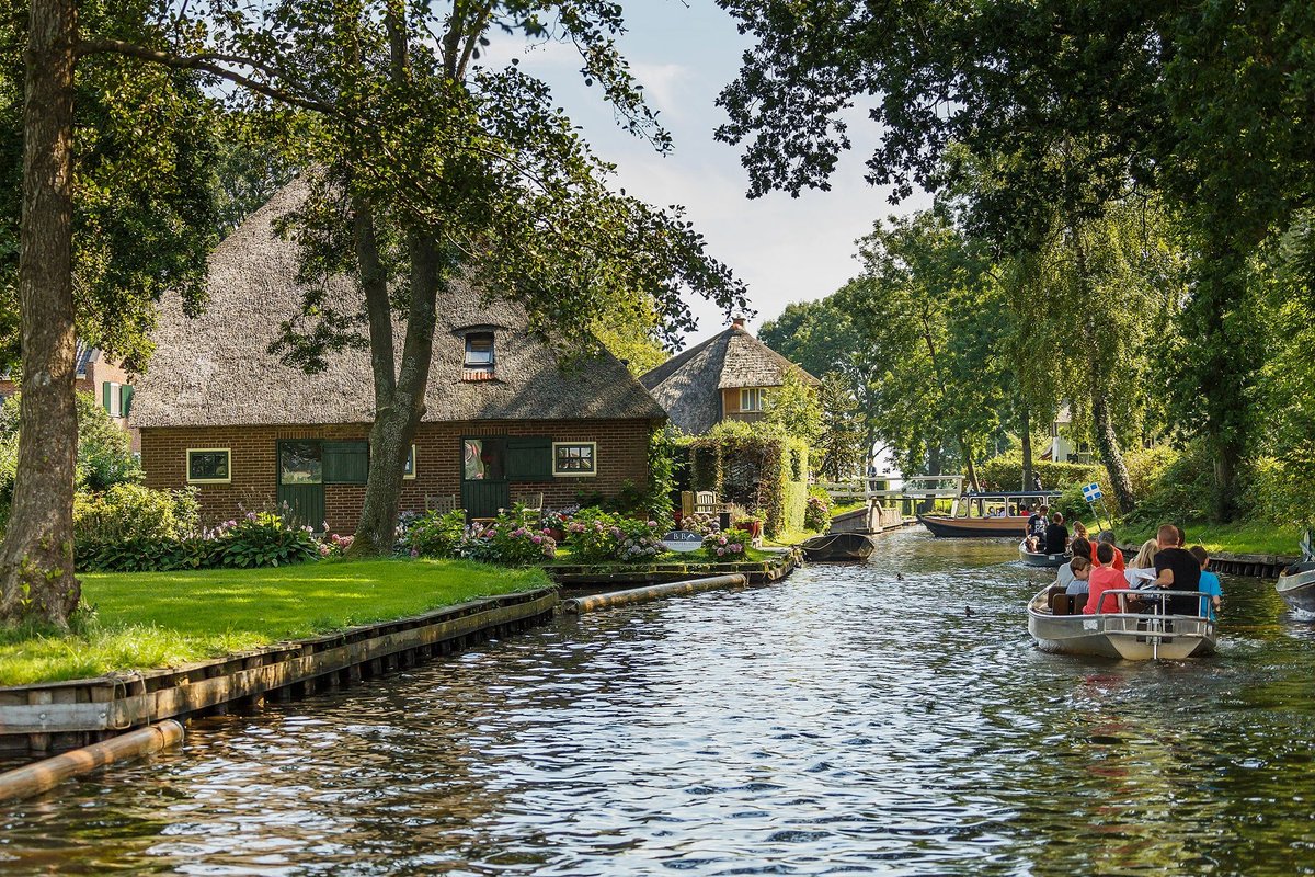 samrujlok's tweet photo. #เมืองอากาศบริสุทธิ์ Giethoorn  เมืองใน Overijssel ประเทศเนเธอร์แลนด์ ปี 2020มีประชากร 2,795 คน ได้ชื่อว่า "เวนิสแห่งเนเธอร์แลนด์" เพราะมีคลองรอบหมู่บ้าน เป็นกระท่อมสไตล์ตะวันตก เมืองแห่งนี้ปราศจากมลพิษ เนื่องจากไม่มีถนนและรถยนต์ มีเพียงเส้นทางจักรยานและการคมนาคมทางน้ำเท่านั้น https://t.co/Ns19Oh8DCF