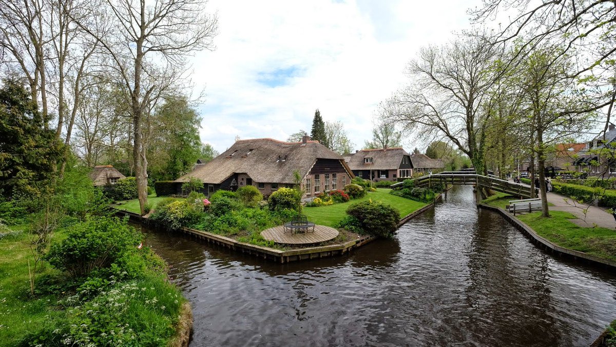 samrujlok's tweet photo. #เมืองอากาศบริสุทธิ์ Giethoorn  เมืองใน Overijssel ประเทศเนเธอร์แลนด์ ปี 2020มีประชากร 2,795 คน ได้ชื่อว่า "เวนิสแห่งเนเธอร์แลนด์" เพราะมีคลองรอบหมู่บ้าน เป็นกระท่อมสไตล์ตะวันตก เมืองแห่งนี้ปราศจากมลพิษ เนื่องจากไม่มีถนนและรถยนต์ มีเพียงเส้นทางจักรยานและการคมนาคมทางน้ำเท่านั้น https://t.co/Ns19Oh8DCF