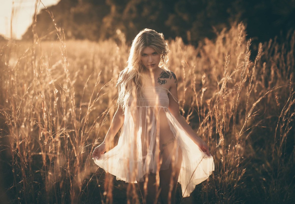scarletbwild's tweet photo. And at the end of the day, all you can hope for is to keep moving forward. 🌅
The older you get, you realize that keeping on is what life’s all about. 😌💓

Shot by @dms.386 (Instagram) 📸✨

#scarletbegonias #scarletbegoniasmodel #endofday #sunsetphotography #sunset #sunsetphoto https://t.co/jIaEjBXq0Z