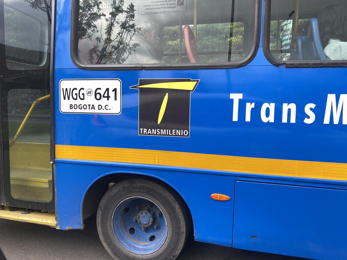 federboy's tweet image. Hoy sábado   12 de marzo a la 1pm nos tocó soportar el manejo agresivo e irresponsable de este conductor de un @sitpbogota Es un peligro en la vía @TransMilenio @Bogota