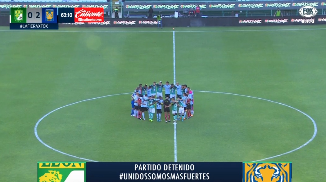 SancadillaNorte's tweet photo. Se detiene el partido por la paz, el árbitro agarra a Gignac. https://t.co/VnhvTD5Cz0