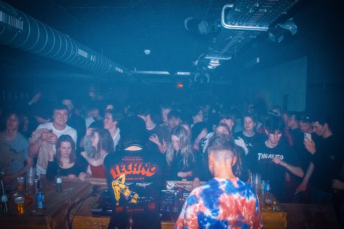 BKino567's tweet photo. Collective KRANK
BARSOL Kortrijk
Dj @GVdPtte @lowie_deheegher jaece techno https://t.co/ooa100fk2O