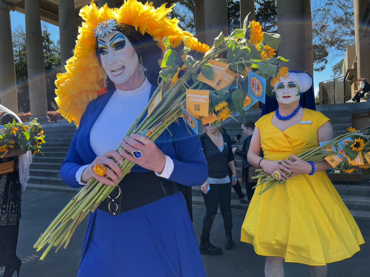 SisterRoma's tweet photo. Slava Ukraini. Beautiful day in @GoldenGatePark with @SFSisters handing out Sunflowers and helping raise over $20k with our friends at @SFParksAlliance &amp; @IlluminatedArts. #SF4Ukraine https://t.co/qrvtBoISl3