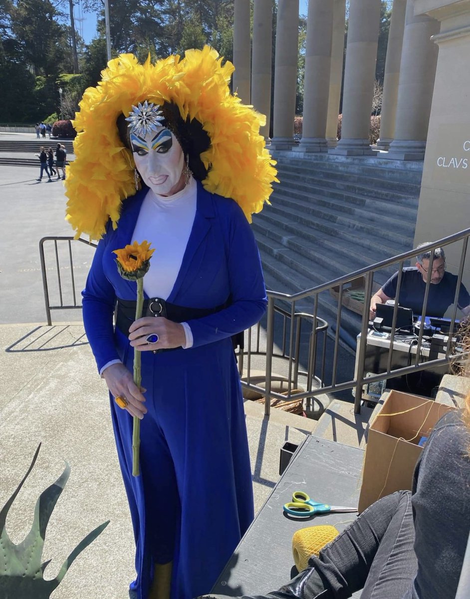 SisterRoma's tweet photo. Slava Ukraini. Beautiful day in @GoldenGatePark with @SFSisters handing out Sunflowers and helping raise over $20k with our friends at @SFParksAlliance &amp; @IlluminatedArts. #SF4Ukraine https://t.co/qrvtBoISl3