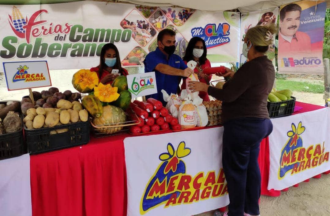 AmorPorAragua's tweet image. 🇻🇪 #Aragua |Desde la Ciudad jardín de la Base de Misiones Socialista Viñedo III, mpio Girardot @MercalOficial junto al Estado Mayor de Alimentación celebran el #6toAniversarioClap, quienes con amor garantizan la alimentación al pueblo
#ClapEnVictoria
#DíaNacionalDeLaAlimentación